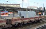 Ein Flachwagen mit Rungen der DB beladen mit Betonfertigteilen mit der Nr.