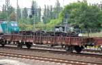 Flachwagen mit zwei Rads�tzen und Rungen der DB beladen mit Drehgestellen eingestellt mit der Nr.