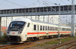 IC 2429 aus Stralsund bei der Ausfahrt Bf. Berlin-Lichtenberg am 18.10.17 geschoben von 101 101-4  