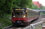 Berliner S-Bahn Triebwagen der BR 480 auf der Linie S8 Richtung Birkenwerder bei der Einfahrt S-Bhf.