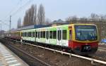 Wieder ein in neuer Werbefolie fahrender Viertelzug (BR 481) der Berliner S-Bahn auf der Linie S41 Ringbahn bei der Ausfahrt Bhf.