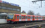 Ein Viertelzug der Berliner S-Bahn (481 113-9/482 113-8) mit einer neuen Werbefolie (Kampangne des DGB) am 25.01.17 auf der Linie S75 Richtung Olympiastadion, Ausfahrt Bf.