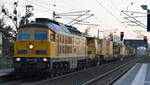 DB Bahnbau Gruppe GmbH, Königsborn mit ihrer Ludmilla  233 493-3 , Name:  Tiger   (NVR:  92 80 1233 493-6 D-DBBBG ) und firmeneigenen Schienengleisumbauzug am 06.11.25 Durchfahrt Bahnhof Roßlau (Elbe).