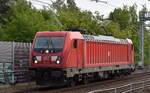 DB Cargo AG, Mainz [D] mit ihrer  187 136  [NVR-Nummer: 91 80 6187 136-7 D-DB] am 05.06.25 Höhe Berlin Blankenburg.