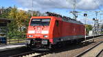 DB Cargo AG, Mainz [D] mit ihrer  189 018-5  [NVR-Nummer: 91 80 6189 018-5 D-DB] am 13.10.25 Durchfahrt Bahnhof Roßlau (Elbe).
