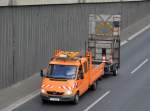 MB 313 CDI Transporter der Bundesfernstraßenverwaltung Land Berlin Autobahnmeisterei Berlin mit großem Warnschildhänger am 07.05.15 Berliner Stadtautobahn Hähe Knobelsdorffstr.