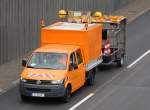 VW Transporter mit Pritschenaufbau mit Planen�berzug + Warnschildh�nger der Autobahnmeisterei Berlin, 08.09.10 Berliner Stadtautobahn H�he Knobelsdorffstr.
