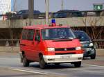 VW Transporter T4 der Berliner Feuerwehr als kleiner Mannschaftstransportwagen im Einsatz, 06.04.09 Berliner Stadtautobahn H�he Spandauer Damm Br�cke.
