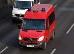 MTF 1, ein MB Sprinter Mannschaftstransportwagen mit verdunkelten Scheiben der Berliner Feuerwehr, 06.02.09 Berliner Stadtautobah H�he Knobelsdorffstr.