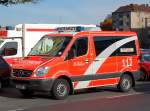 MB Notarzteinsatzfahrzeug (NEF 2505) im neuen Design der Berliner Feuerwehr, 25.10.10 Berlin-Bismarkstr.