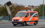 MB Sprinter NEF der Berliner Feuerwehr auf Einsatzfahrt am 24.10.14 Berlin-Putlitzbr�cke.