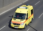 MB Sprinter Rettungswagen, ein RTW der Potsdamer Feuerwehr am 21.04.16 Berliner Stadtautobahn Höhe Knobelsdorffstr.