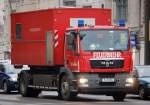 Ein MAN TGX 18.290 Wechselladerfahrzeug mit dem AB-Atemsschutz Abrollbeh�lter der Berliner Feuerwehr, 11.01.11 Berlin-Pankow.