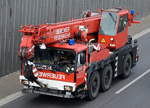 Der schon ältere Feuerwehrkran 30 (Reserve) Bj. 1998, ein LIEBHERR LTM 1040/1 der Berliner Feuerwehr am 31.05.16 auf der Berliner Stadtautobahn Höhe Knobelsdorffstr.