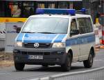Der VW T4 Multivan, der Standardkleinbus der Bundespolizei ist h�ufig in Berlin zu sehen, 27.05.10 Berlin Spandauer damm Br�cke.