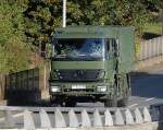 Ein gel�ndeg�ngiger MB AXOR LKW der Bundeswehr, Autobahnabfahrt Berlin Knobelsdorffstr.