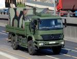 MB AXOR der Bundeswehr mit Spezialcontainer beladen, 31.08.09 Berliner Stadtautobahn H�he Kaiserdamm.