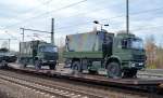 Flachwageneinheit mit abgesenktem Fußboden vom Einsteller TRANSWAGGON  mit zwei LKW der Bundeswehr vom Typ MB Axor 1829A (Lkw 5t hümS (BW)) am 05.11.15 in einem Militärtransportzug im
