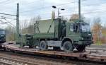 Flachwageneinheit mit abgesenktem Fußboden mit einem MB Axor 1829A (Lkw 5t hümS (BW))+ Hänger der Bundeswehr am 05.11.15 in einem Militärtransportzug im Bhf.