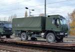 Flachwageneinheit mit abgesenktem Fußboden mit einem Lkw 5 t hümS (4×4)  Iveco Eurocargo ML 140 E 24 W der Bundeswehr am 05.11.15 in einem Militärtransportzug im Bhf.