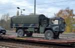 Flachwageneinheit mit abgesenktem Fußboden mit einem Lkw 5 t mil gl/glw (4×4)
MAN Kat I der Bundeswehr am 05.11.15 in einem Militärtransportzug im Bhf. Flughafen Berlin-Schönefeld
