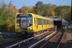 Ein U-Bahn Triebzug Typ H97 Bj.1999 von Bombardier Nr. 5022-6 auf der Linie U5 Richtung Berlin-Alexanderplatz bei der Einfahrt im U + S-Bhf. Berlin Wuhletal am 27.10.15