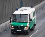 MB 611 DE Gruppenkraftwagen der Berliner Bereitschaftspolizei, im Volksmund auch Wanne genannt, 08.01.10 Berliner Stadtautobahn H�he Knobelsdorffstr.