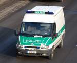 Ein Ford Transit V der Berliner Bereitschaftspolizei eingstuft als Lkw geschlossener Kasten (im neuen  Bundes-Look ) der technischen Einsatzbereitschaft, 13.02.09 Berliner Stadtautobahn H�he