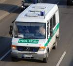 Die modernen Gruppenkraftwagen der Berliner Bereitschaftspolizei vom Typ MB 814 D, 25.03.09 Berliner Stadtautobahn H�he Knobelsdorffstr.