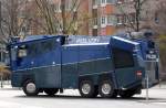Dieses Jahr nun neu in Dienst gestellt bei der Berliner Bereitschaftspolizei, der neue Wasserwerfer 10000, ein MB ACTROS 3341 AK/42/6x6 WAVE10, den Typ kennt man schon von der Bundespolizei, schon ein
