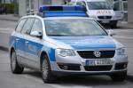 Ein Streifenwagen aus Brandenburg vom Typ VW Golf Variant 1,9 TDI am 29.05.10 am Flughafen Berlin-Sch�nefeld.