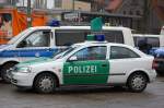 Opel Astra G ein Funstreifenwagen der Berliner Polizei als Demonstrationsf�hrungsfahrzeug im Einsatz mit gr�ner Flagge auf dem Dach, 15.11.08 Berlin-Pankow.