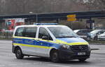 Ein Funkstreifenwagen der Berliner Polizei vom Typ Mercedes-Benz Vito LR EWA 2020-2024 am 25.03.25 Berlin Marzahn.