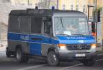 MB Vario 813 D Gruppenkraftwagen der Berliner Polizei mit blauer Folie, 31.01.11 Berlin-Pankow.