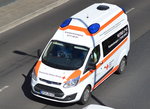 Modernes Ford Transit Rettungs- und Krankentransportfahrzeug des DRK Landkreis Ludwigslust-Parchim am 21.04.16 Berliner Stadtautobahn Höhe Knobelsdorffstr.