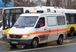 Diesen MB 210 D Krankentransporter sieht man recht h�ufig in Berlin-Pankow, allerdings wei� ich immer noch nicht welche Firma dieses Fahrzeug betreibt, 18.01.10 Berlin-Pankow.