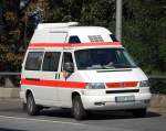 VW Hochdachkrankentransportfahrzeug eines mir unbekannten Betreibers aus Berlin, 09.09.09 Berliner Stadtautobahn H�he Knobelsdorffstr.