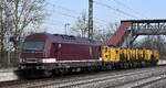 DeltaRail GmbH, Frankfurt (Oder) mit ihrer  223 154-6  (NVR:  92 80 1223 154-6 D-DELTA ) mit der SPENO International SA Schienenschleifeinheit RR 24 MC 6 am Haken am 09.03.26 Durchfahrt Bahnhof Saarmund.