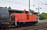 Flex Bahndienstleistungen GmbH, Leipzig mit ihrer  363 124-9  (NVR:  98 80 3363 124-9 D-FLEX ) am Ende eines Kesselwagenzuges  (für Düsenkraftstoff/Kerosin) gezogen von  151 17-8  am