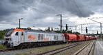 Havelländische Eisenbahn AG, Berlin-Spandau [D] mit ihrer Eurodual Lok  159 004  [NVR-Nummer: 90 80 2159 004-1 D-HVLE] und einem Ganzzug für Kalitransporte am 17.09.25 Höhe Bahnhof Lutherstadt Wittenberg.