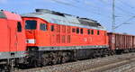 DB Cargo AG, Mainz [D] mit ihren  232 255-0  [NVR-Nummer: 92 80 1232 255-0 D-DB] am Haken von  185 177-3  [NVR-Nummer: 91 80 6185 177-3 D-DB] u. gemischtem Güterzug am 19.03.26 Höhe Bahnhof Rodleben.