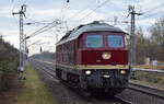 LEG - Leipziger Eisenbahnverkehrsgesellschaft mbH mit ihrer Ludmilla  132 158-7  [NVR-Nummer: 92 80 0232 158-8 D-LEG] am 19.12.25 Durchfahrt Bahnhof Berlin-Hohenschönhausen.