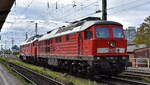DB Cargo AG, Mainz [D] mit ihren zwei Ludmilla Loks  233 285-6 (NVR:  92 80 1233 285-6 D-DB ) +  232 469-7  (NVR:  92 80 1232 469-7 D-DB ) am 18.09.25 Höhe Bahnhof Magdeburg-Neustadt.