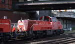 DB Cargo AG, Mainz [D] mit ihren  261 038-4  (NVR:  92 80 1261 038-4 D-DB ) +  261 098-8  (NVR:  92 80 1261 098-8 D-DB ) am 14.05.25 Höhe Bahnhof Hamburg-Harburg.