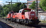 DB Cargo AG, Mainz [D] mit ihrer Dieselloks  261 027-7  (NVR:  92 80 1261 027-7 D-DB ) und  362 597-7  (NVR:  98 80 3362 597-7 D-DB ) am Haken  Richtung Hamburger Hafen am 20.05.25 Höhe Bahnhof