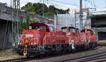 DB Cargo AG, Mainz [D] mit ihrer Dieselloks  261 017-8  (NVR:  92 80 1261 017-8 D-DB ) +  363 446-6  (NVR:  98 80 3363 446-6 D-DB ) und  261 055-8  (NVR:  92 80 1261 055-8 D-DB ) am 20.05.25 Höhe