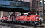 DB Cargo AG, Mainz [D] mit ihrer Dieselloks  261 017-8  (NVR:  92 80 1261 017-8 D-DB ) +  363 446-6  (NVR:  98 80 3363 446-6 D-DB ) und  261 055-8  (NVR:  92 80 1261 055-8 D-DB ) am 20.05.25 Höhe