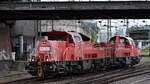 DB Cargo AG, Mainz [D] mit ihren Voith Gravita 10 BB  261 077-2  (NVR:  92 80 1261 077-2 D-DB 9 +  261 021-0  (NVR:  92 80 1261 021-0 D-DB ) Richtung Maschen am 27.05.25 Höhe Bahnhof