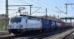 RTB CARGO GmbH, Düren [D] mit der geleasten ELL Vectron  193 439  [NVR-Nummer: 91 80 6193 439-7 D-ELOC] und einem Containerzug am 27.03.25 Höhe Bahnhof Niederndodeleben.