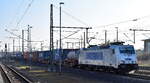 METRANS Rail s.r.o., Praha [CZ] mit ihrer  386 030-1  [NVR-Nummer: 91 54 7386 030-1 CZ-MT] und einem Containerzug am 27.03.25 Höhe Bahnhof Magdeburg Hbf.